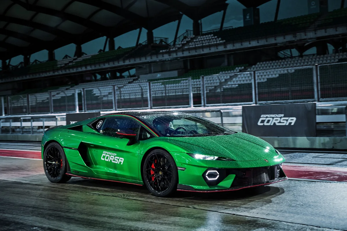 Lamborghini Temerario สีเขียวในงาน Esperienza Corsa Sepang Lamborghini Temerario สีเขียวในพิตเลนของกิจกรรม Esperienza Corsa Sepang