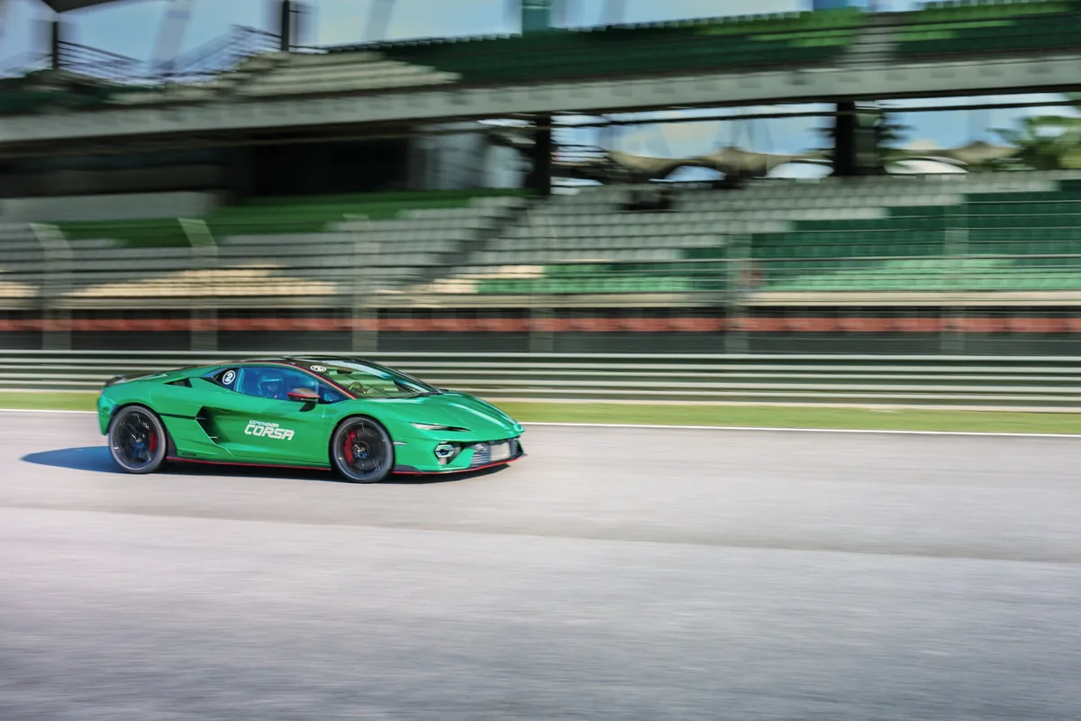 Lamborghini Temerario กับแอ็กชันในสนามเซปัง Lamborghini Temerario วิ่งในสนามเซปังระหว่างกิจกรรม Esperienza Corsa