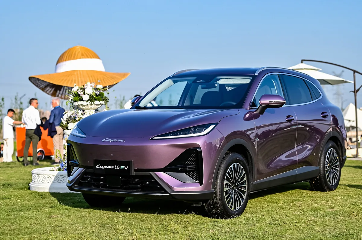 LEPAS L6 EV สีม่วง LEPAS L6 EV สีม่วง จัดแสดงภายนอกอาคารระหว่างกิจกรรมของแบรนด์
