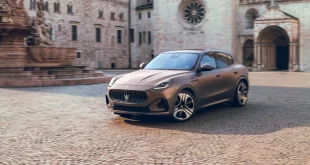 Maserati Grecale Folgore รถเอสยูวีไฟฟ้าสีบรอนซ์ด้าน มุมหน้า 3 ส่วน จอดในลานเมืองเก่า
