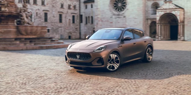 Maserati Grecale Folgore รถเอสยูวีไฟฟ้าสีบรอนซ์ด้าน มุมหน้า 3 ส่วน จอดในลานเมืองเก่า