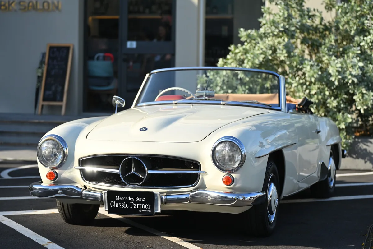Mercedes-Benz Classic Car สีขาวในงาน 140 Years of Innovation รถคลาสสิก Mercedes-Benz สีขาวจัดแสดงในงานฉลอง 140 ปีแห่งนวัตกรรมยานยนต์