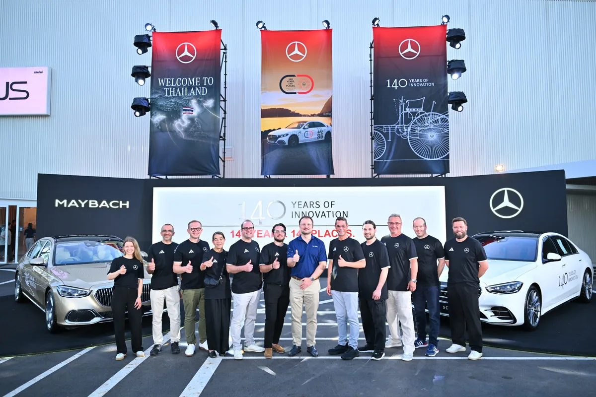 คาราวาน Mercedes-Benz 140 Years 140 Places ในประเทศไทย ทีมงานคาราวาน Mercedes-Benz 140 Years 140 Places ถ่ายภาพร่วมกับ Mercedes-Maybach และ The new S-Class