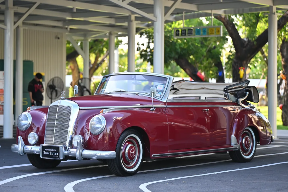 Mercedes-Benz Classic Car สีแดงในงาน 140 Years 140 Places รถคลาสสิก Mercedes-Benz สีแดงจัดแสดงในงาน 140 Years 140 Places ประเทศไทย