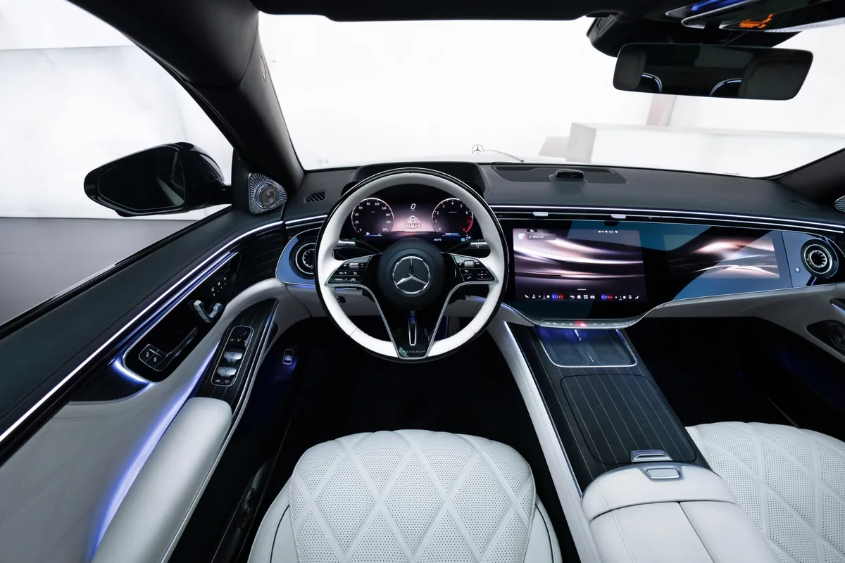 ห้องโดยสารด้านหน้า Mercedes-Maybach S 580 e Night Series ห้องโดยสารด้านหน้าของ Mercedes-Maybach S 580 e Night Series พร้อมจอ MBUX