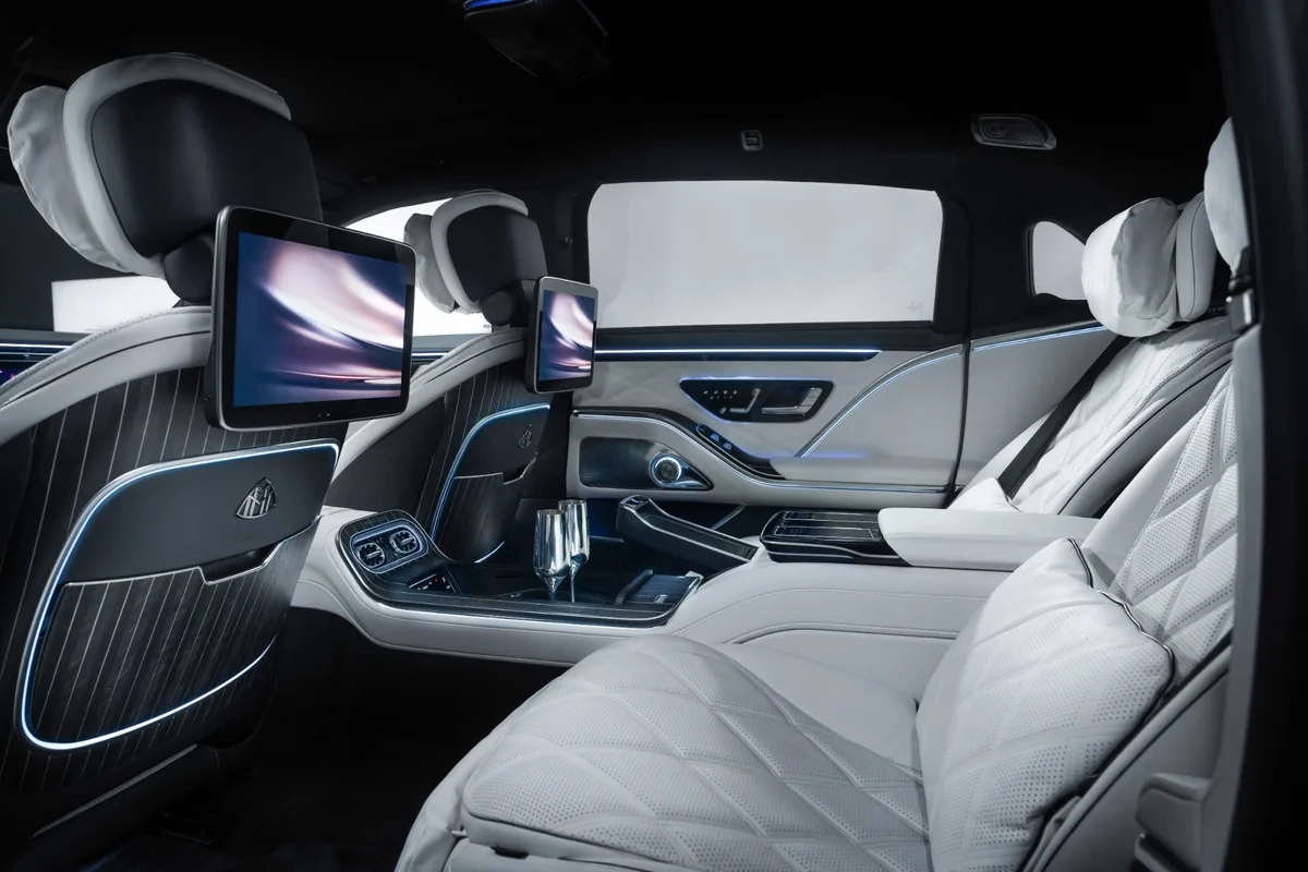 ห้องโดยสารด้านหลัง Mercedes-Maybach S 580 e Night Series ห้องโดยสารด้านหลัง Mercedes-Maybach S 580 e Night Series พร้อมเบาะนั่งระดับลักชัวรี