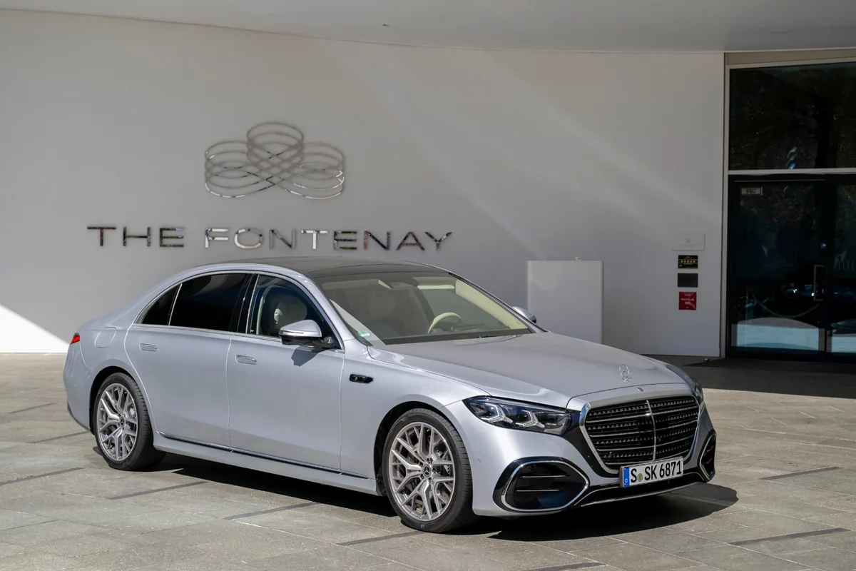 The new S-Class ด้านหน้า The Fontenay The new S-Class จอดด้านหน้า The Fontenay สะท้อนภาพลักษณ์รถแฟล็กชิประดับลักชัวรี