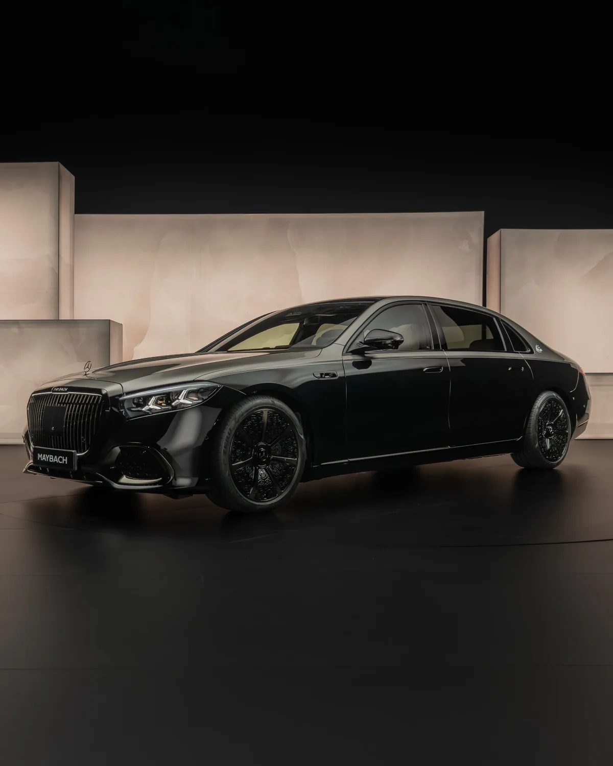 Mercedes-Maybach S 580 e Night Series ภายนอกสีดำ Mercedes-Maybach S 580 e Night Series สีดำ จัดแสดงภาพภายนอกตัวรถ