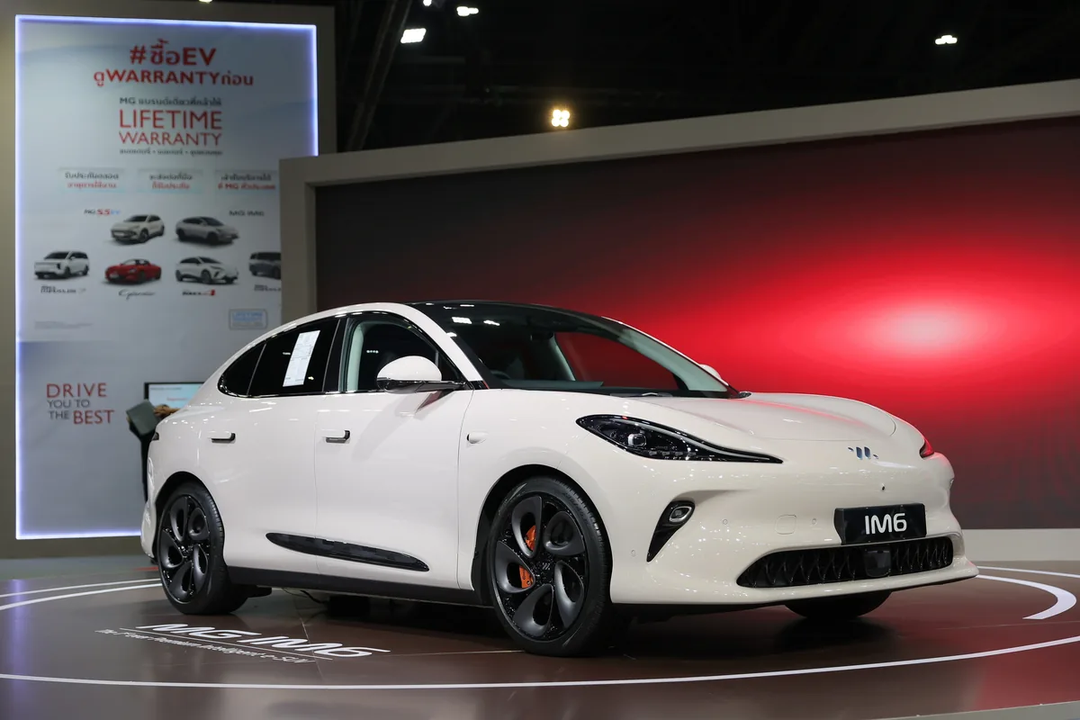 MG IM6 รถยนต์ไฟฟ้าพรีเมียมที่ทำยอดจดทะเบียนของ MG MG IM6 รถยนต์ไฟฟ้าพรีเมียมสีขาวในบูธ MG