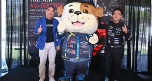 มาสคอตคูเปอร์ของ MINI Millennium Auto ถ่ายภาพร่วมกับผู้บริหารและนักแข่งทีม MILLENNIUM MOTORSPORT x MAGIK PROSHOP