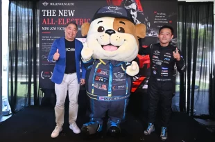 มาสคอตคูเปอร์ของ MINI Millennium Auto ถ่ายภาพร่วมกับผู้บริหารและนักแข่งทีม MILLENNIUM MOTORSPORT x MAGIK PROSHOP