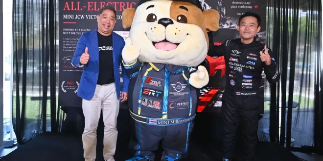 มาสคอตคูเปอร์ของ MINI Millennium Auto ถ่ายภาพร่วมกับผู้บริหารและนักแข่งทีม MILLENNIUM MOTORSPORT x MAGIK PROSHOP