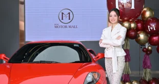 ฐิดา หวังดำรงเวศ ประธานเจ้าหน้าที่บริหาร Motor Mall กับรถ Ferrari ในงานรีแบรนด์ธุรกิจรถหรูมือสอง