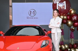 ฐิดา หวังดำรงเวศ ประธานเจ้าหน้าที่บริหาร Motor Mall กับรถ Ferrari ในงานรีแบรนด์ธุรกิจรถหรูมือสอง