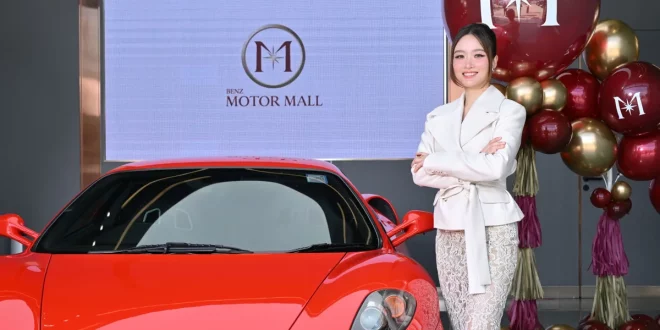 ฐิดา หวังดำรงเวศ ประธานเจ้าหน้าที่บริหาร Motor Mall กับรถ Ferrari ในงานรีแบรนด์ธุรกิจรถหรูมือสอง