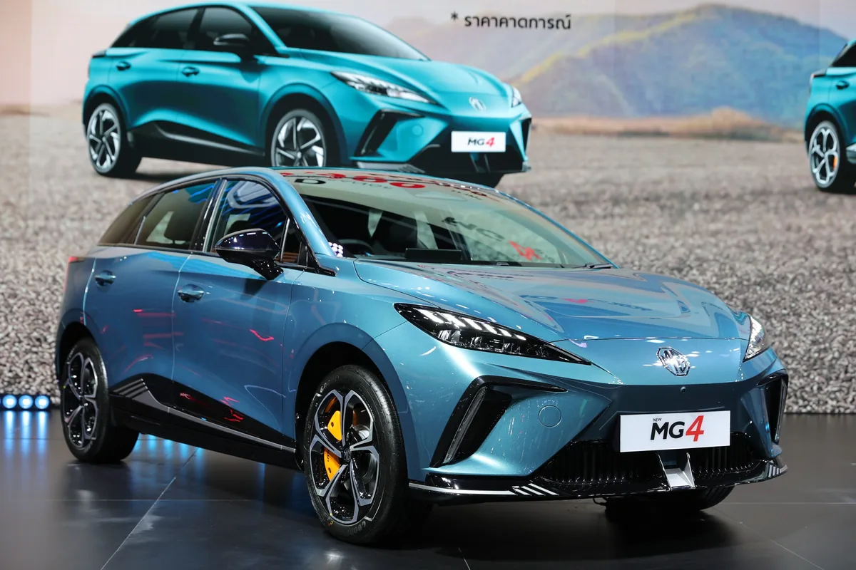 NEW MG4 ELECTRIC รถยนต์ไฟฟ้า 100% รุ่นหลักของ MG NEW MG4 ELECTRIC สีฟ้า มุมด้านหน้าในงานมอเตอร์โชว์