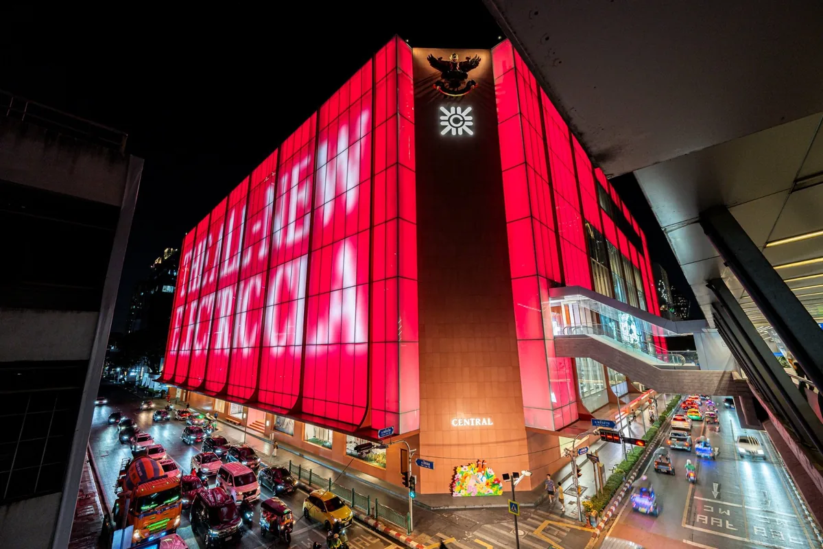 The all-new electric CLA กับ Façade Lighting บนอาคารเซ็นทรัลชิดลม อาคารเซ็นทรัลชิดลมกับ Façade Lighting สีแดง ต่อยอดกระแส The all-new electric CLA