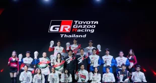 ภาพรวมแชมป์และผู้ชนะรางวัล Toyota Gazoo Racing Thailand 2025 ถ่ายภาพร่วมกันบนเวที