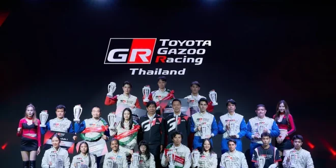 ภาพรวมแชมป์และผู้ชนะรางวัล Toyota Gazoo Racing Thailand 2025 ถ่ายภาพร่วมกันบนเวที