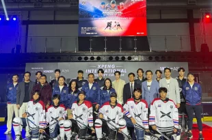ภาพหมู่ผู้บริหารและนักกีฬาในงาน XPENG International Ice Hockey Cup 2026-Asia Elite Series