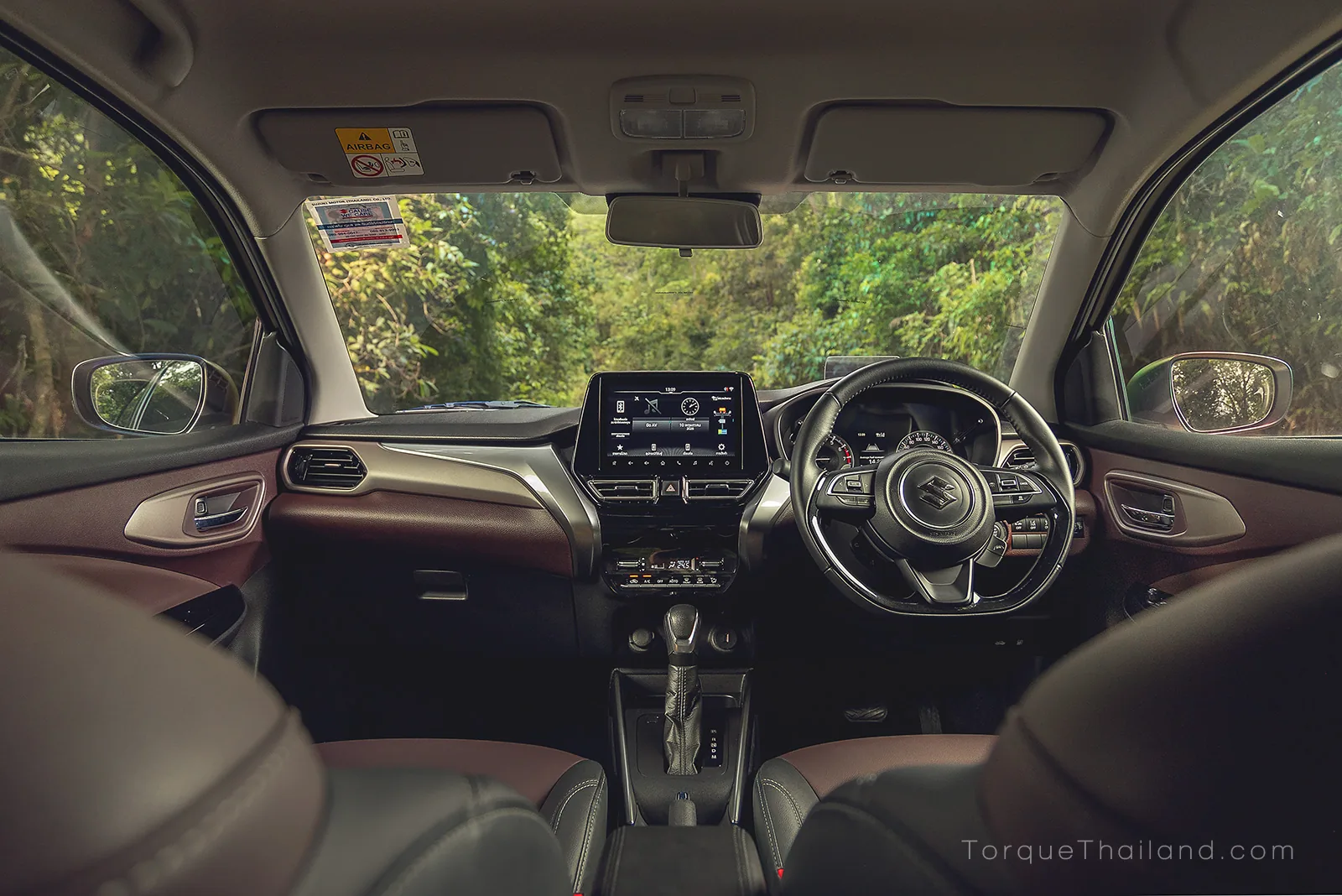 แผงแดชบอร์ดภายในห้องโดยสาร Suzuki Fronx ที่เน้นการออกแบบสไตล์เล่นระดับและการจัดวางฟังก์ชันที่แตกต่างจากรูปแบบมินิมัล