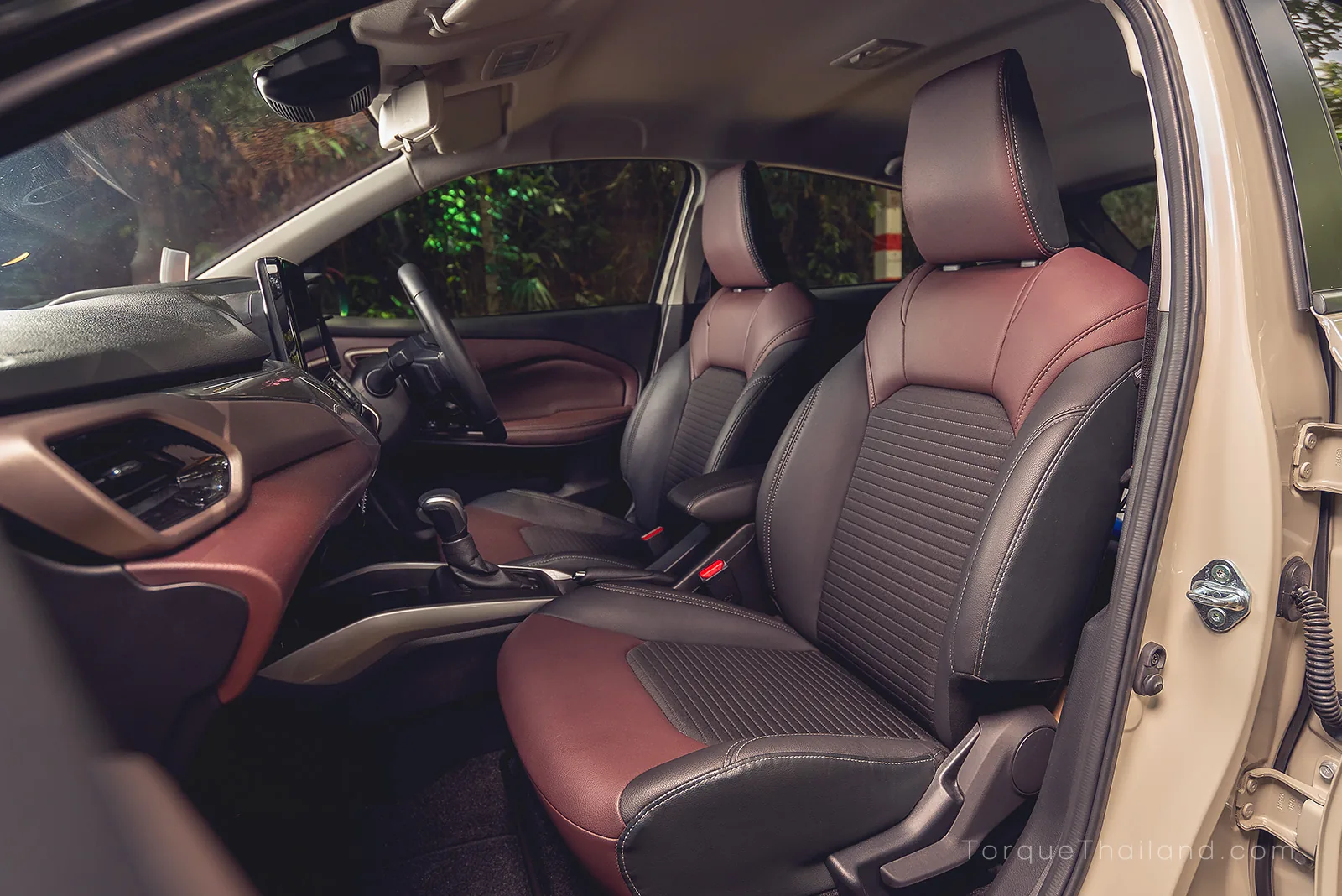เบาะนั่งคู่หน้าของ Suzuki Fronx แบบปรับตำแหน่งด้วยมือที่เน้นความสบายในการนั่ง