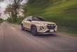 Suzuki Fronx ขณะขับขี่ด้วยความเร็วสูง แสดงประสิทธิภาพการทรงตัวและช่วงล่างที่ลดการเอียงตัวในโค้ง แต่มีข้อจำกัดเรื่องการยึดเกาะจากยางหน้าแคบในการเข้าโค้งแรงๆ