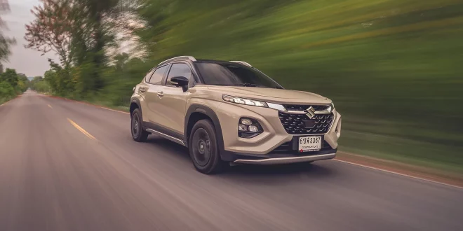 Suzuki Fronx ขณะขับขี่ด้วยความเร็วสูง แสดงประสิทธิภาพการทรงตัวและช่วงล่างที่ลดการเอียงตัวในโค้ง แต่มีข้อจำกัดเรื่องการยึดเกาะจากยางหน้าแคบในการเข้าโค้งแรงๆ