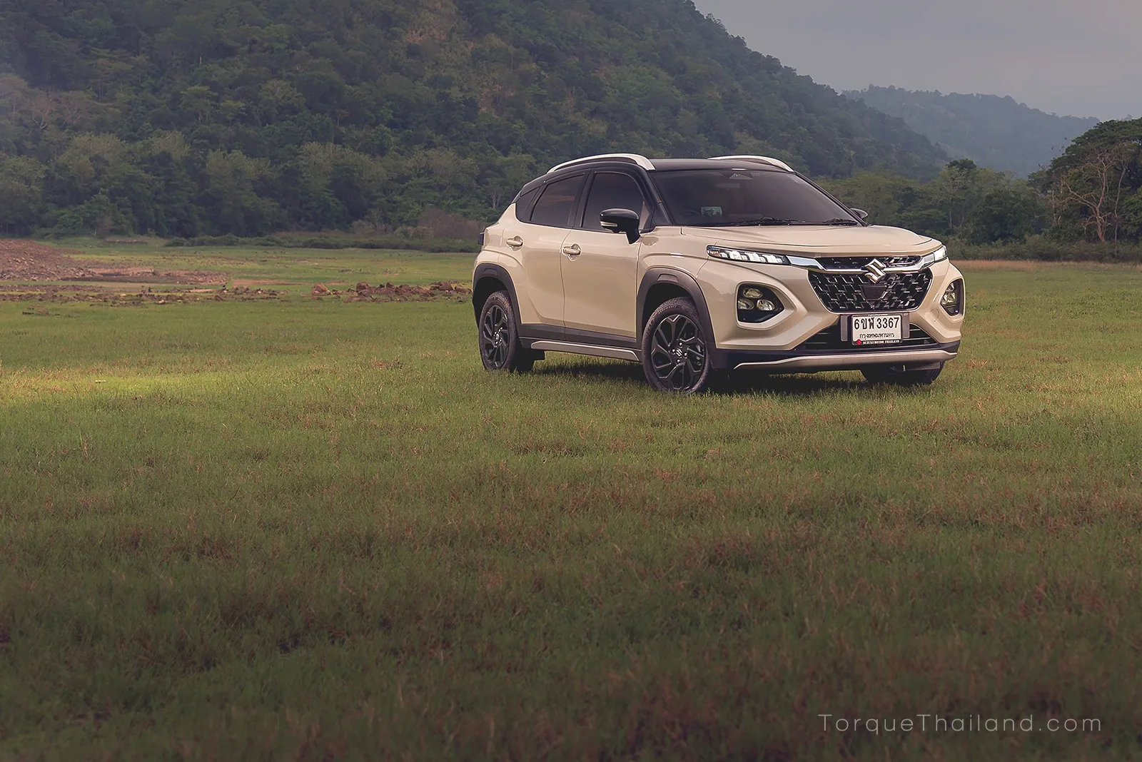 ภาพมุมกว้างด้านหน้าเฉียงของ Suzuki Fronx รถยนต์ที่เน้นความเรียบง่ายในการใช้งานและให้การควบคุมที่มั่นใจ เหมาะสำหรับผู้สูงอายุหรือผู้ที่ต้องการรถใช้งานในระยะทางใกล้