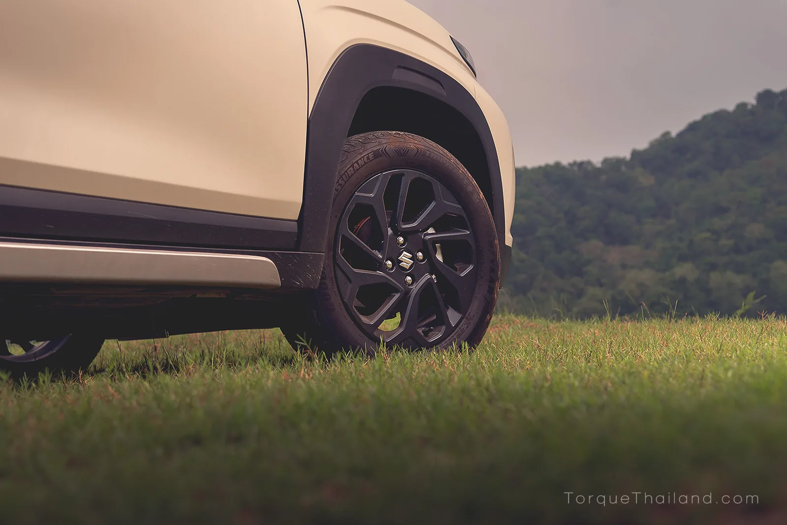 ล้อขนาด 16 นิ้วและยางหน้าแคบ 195/60 ของ Suzuki Fronx พร้อมช่วงล่างที่เซ็ตมาในโทนแน่นหนึบและไม่กระด้างเมื่อขับผ่านหลุมบ่อ