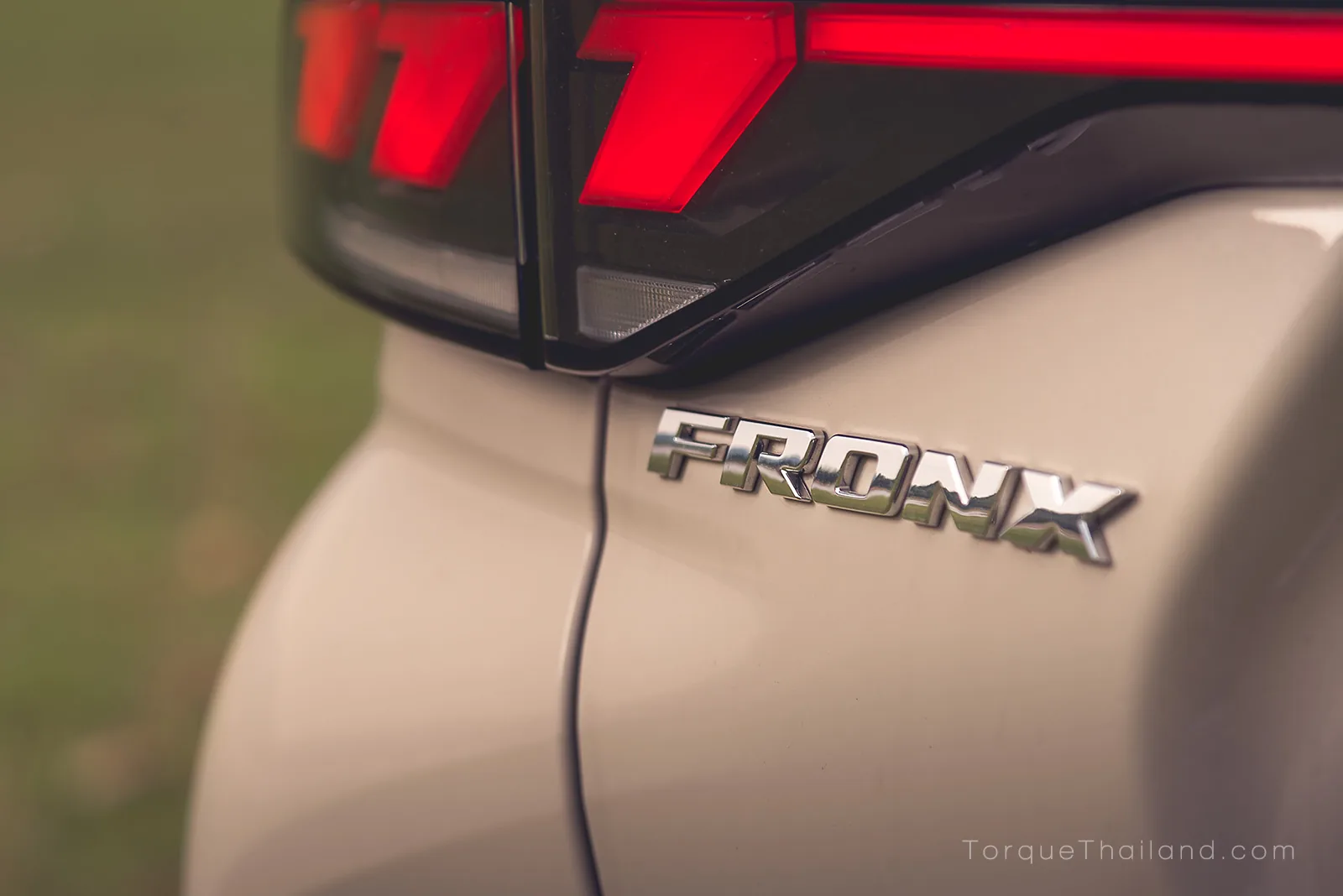 ตัวอักษรระบุชื่อรุ่น FRONX บริเวณฝาท้ายด้านซ้ายของตัวรถ