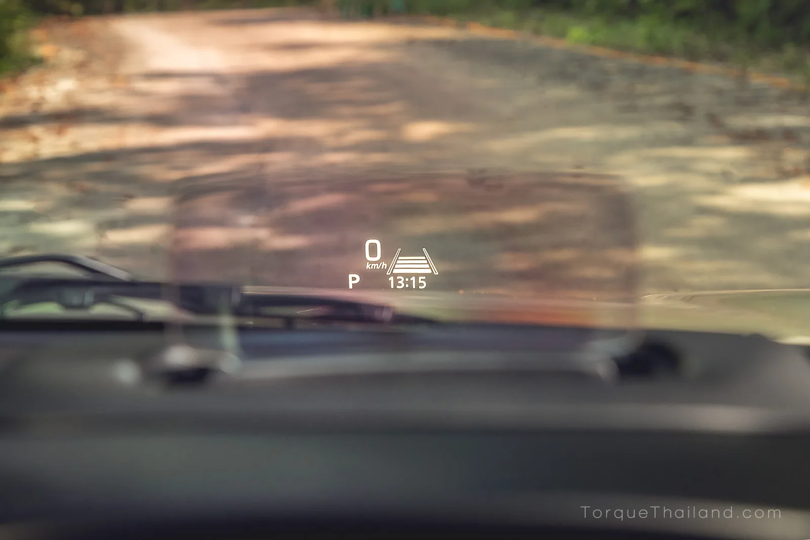 จอแสดงข้อมูลการขับขี่แบบ Head-up Display (HUD) บนแผงแดชบอร์ดที่สามารถพับเก็บได้และแสดงผลด้วยตัวอักษรขนาดใหญ่