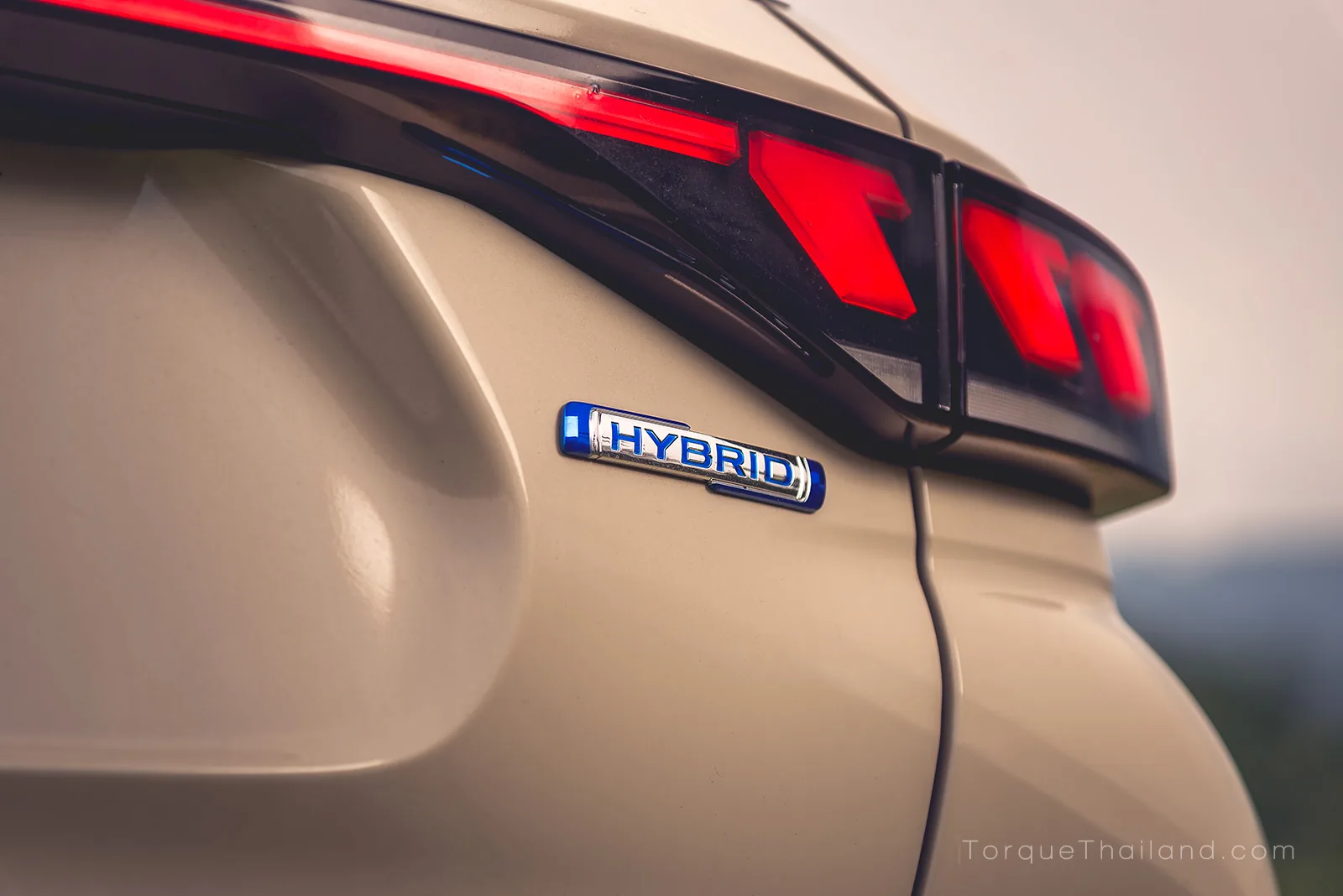 ตราสัญลักษณ์ HYBRID บริเวณฝาท้ายของระบบ Mild Hybrid (MHEV) ที่ใช้มอเตอร์ไฟฟ้าเสริมกำลังเครื่องยนต์และช่วยสร้างกระแสไฟ