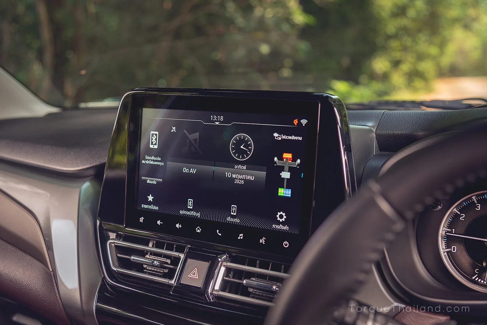 หน้าจอระบบสัมผัสส่วนกลางขนาด 9 นิ้ว ที่รองรับการเชื่อมต่อ Apple CarPlay และ Android Auto แบบไร้สาย พร้อมไอคอนเมนูขนาดใหญ่เพื่อความสะดวกในการใช้งาน