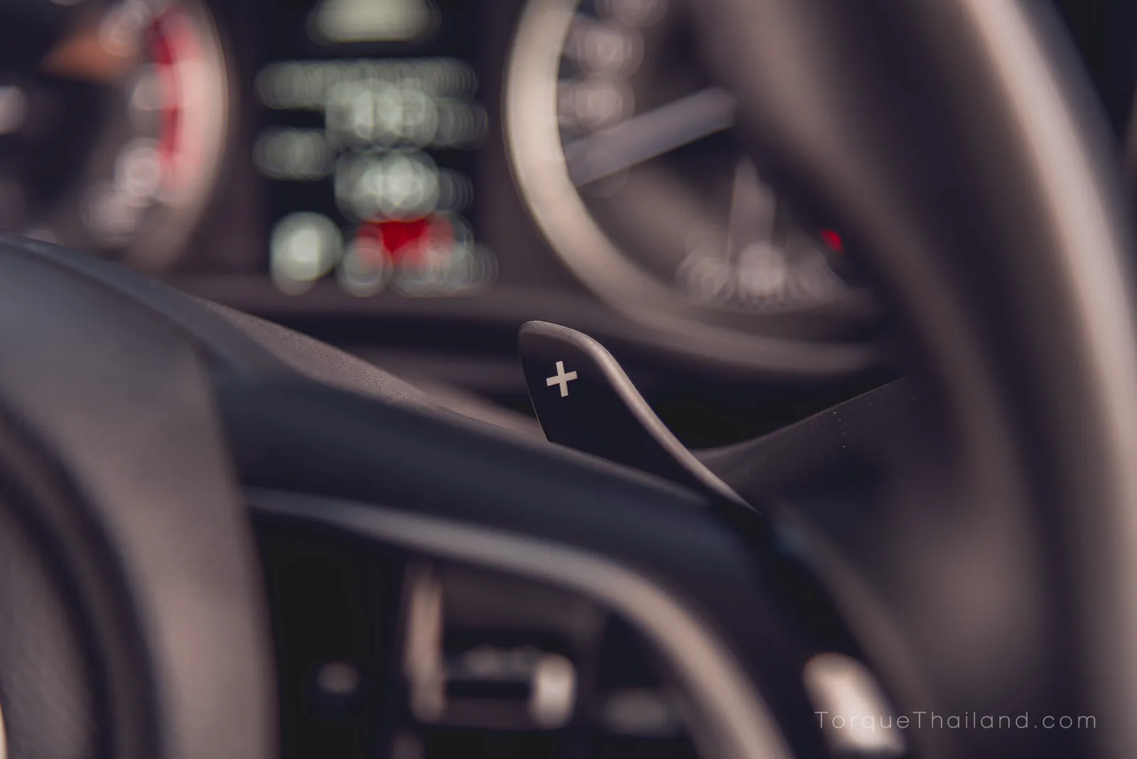 แป้นเปลี่ยนเกียร์ Paddle Shift หลังพวงมาลัยของ Suzuki Fronx สำหรับใช้เปลี่ยนเกียร์เองเพื่อเพิ่มการตอบสนองในการเร่งแซงให้ดีขึ้นกว่าตำแหน่งเกียร์ D
