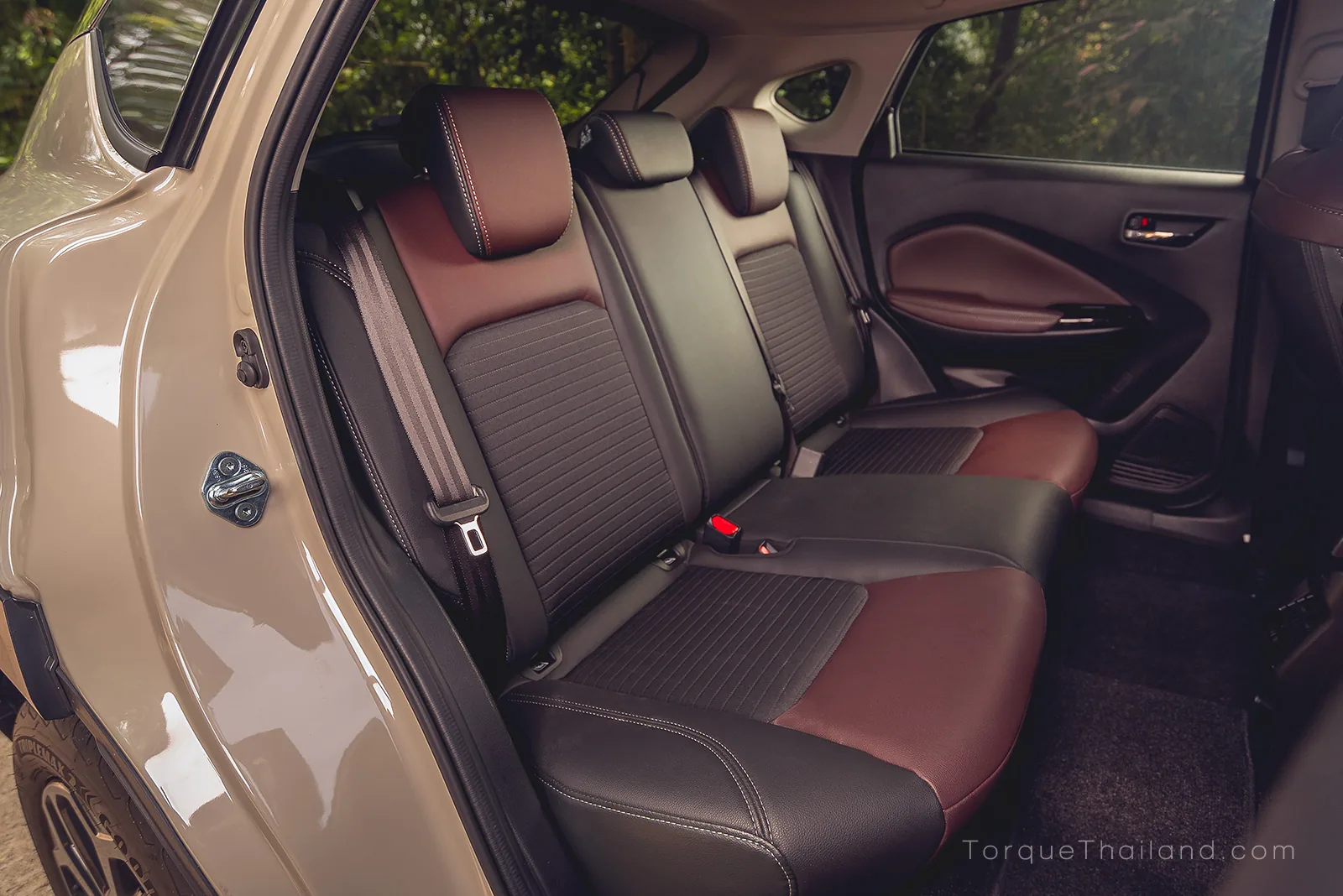 ห้องโดยสารตอนหลังของ Suzuki Fronx แสดงพื้นที่วางขาและพื้นที่ใช้สอยที่กว้างขวางเกินมิติตัวถังด้วยระยะฐานล้อ 2,520 มิลลิเมตร