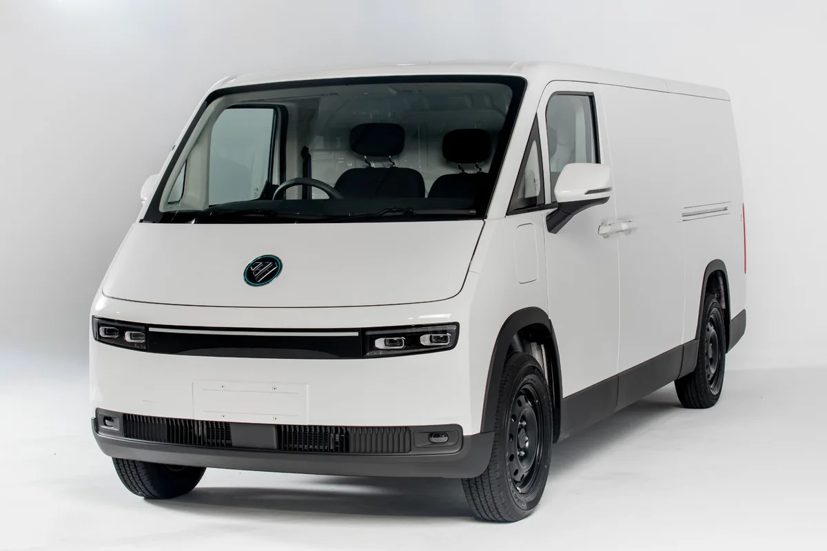 รถตู้ไฟฟ้า CP FOTON eView Connect i8 รถตู้ไฟฟ้า CP FOTON eView Connect i8 สีขาว มุมหน้าด้านข้าง