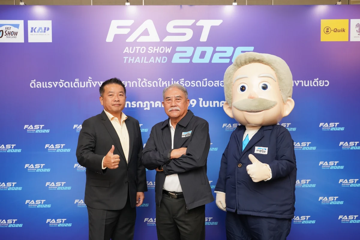 ผู้บริหาร FAST Auto Show Thailand 2026 และมาสคอต ผู้บริหาร FAST Auto Show Thailand 2026 ถ่ายภาพร่วมกับมาสคอตภายในงานแถลงข่าว