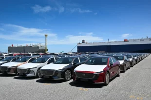 รถยนต์ไฟฟ้า Mazda6e ล็อตแรกจอดเรียงรายบริเวณท่าเรือแหลมฉบัง ก่อนส่งมอบลูกค้าในประเทศไทย