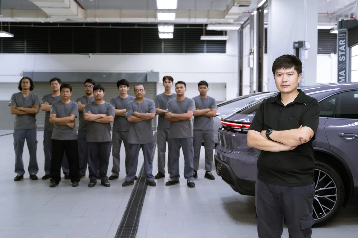 ทีมช่างเทคนิค Porsche AAS ในศูนย์บริการ ทีมช่างเทคนิค Porsche AAS พร้อมรถยนต์ปอร์เช่ภายในศูนย์บริการ