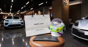 ของที่ระลึกจากกิจกรรม Private Screening Toy Story 5 ของปอร์เช่ เอเอเอสฯ จัดแสดงภายในโชว์รูมพร้อมรถยนต์ปอร์เช่