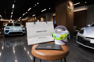 ของที่ระลึกจากกิจกรรม Private Screening Toy Story 5 ของปอร์เช่ เอเอเอสฯ จัดแสดงภายในโชว์รูมพร้อมรถยนต์ปอร์เช่
