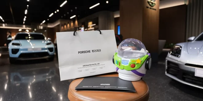 ของที่ระลึกจากกิจกรรม Private Screening Toy Story 5 ของปอร์เช่ เอเอเอสฯ จัดแสดงภายในโชว์รูมพร้อมรถยนต์ปอร์เช่