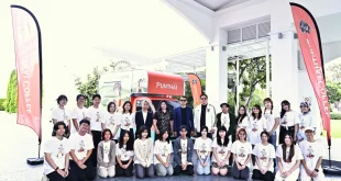 ภาพหมู่ผู้เข้ารอบ 10 ทีมสุดท้ายโครงการออกแบบ Coffee Truck ของกาแฟพันธุ์ไทย