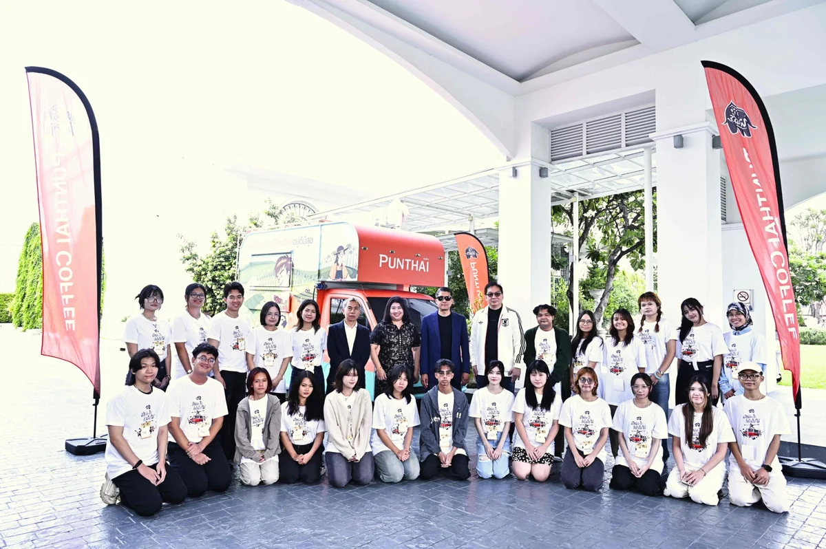 กาแฟพันธุ์ไทย เปิดเวที 10 ทีมสุดท้าย ต่อยอดไอเดียสู่ Coffee Truck คันจริง ภาพหมู่ผู้เข้ารอบ 10 ทีมสุดท้ายโครงการออกแบบ Coffee Truck ของกาแฟพันธุ์ไทย