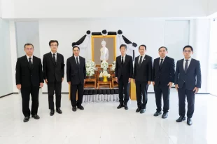 คณะผู้บริหารโตโยต้าร่วมพิธีถวายความอาลัยเบื้องหน้าพระฉายาลักษณ์ ณ TOYOTA ALIVE บางนา