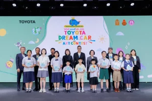 บรรยากาศพิธีมอบรางวัล TOYOTA Dream Car Art Contest 2026 พร้อมผู้ชนะและผู้บริหารบนเวที