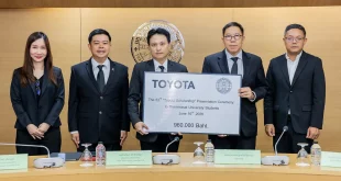 ผู้บริหารโตโยต้าและมหาวิทยาลัยธรรมศาสตร์ร่วมพิธีมอบทุนการศึกษา มูลค่า 960,000 บาท