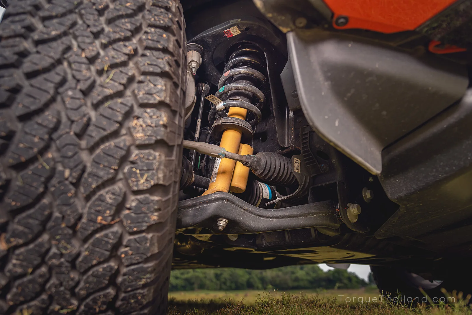 ช่วงล่างด้านหน้า ติดตั้งแดมเปอร์ Bilstein แบบมีซับแทงค์ที่ผลิตขึ้นเฉพาะรุ่น ทำงานร่วมกับสปริงขด FoMoCo