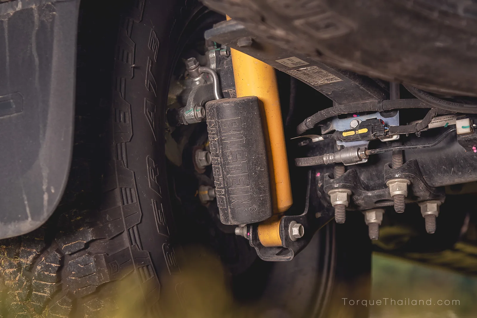 ช่วงล่างด้านหลัง ติดตั้งแดมเปอร์ Bilstein แบบมีซับแทงค์ที่ผลิตขึ้นเฉพาะรุ่น จับคู่กับชุดแหนบจำนวน 6 แผ่น